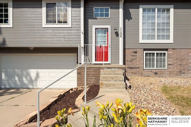 1138 Devon Drive, Papillion, NE 68046