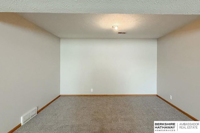 1138 Devon Drive, Papillion, NE 68046