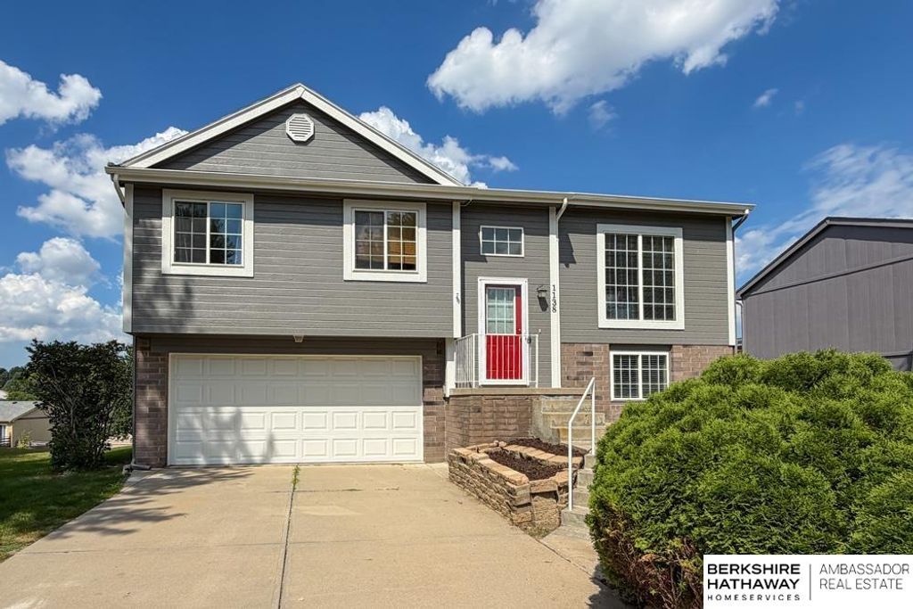 1138 Devon Drive, Papillion, NE 68046