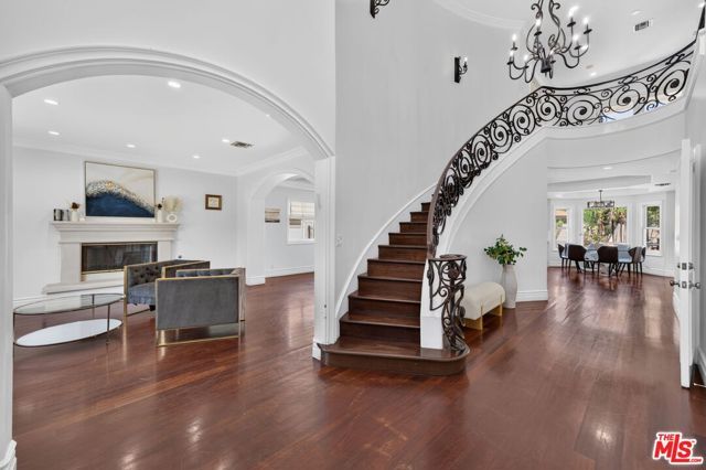 5230 Teesdale Avenue, Los Angeles, CA 91607