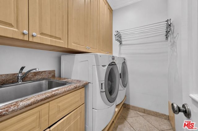5230 Teesdale Avenue, Los Angeles, CA 91607