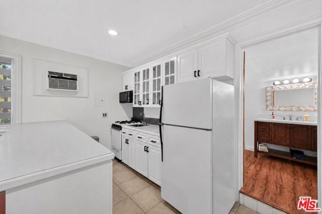 5230 Teesdale Avenue, Los Angeles, CA 91607