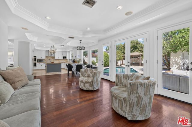 5230 Teesdale Avenue, Los Angeles, CA 91607