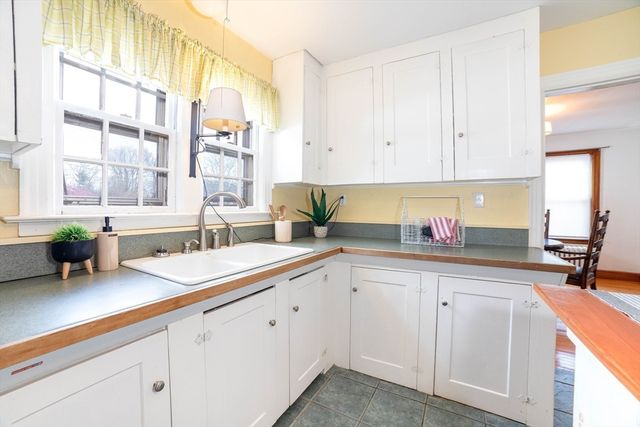 25 Dixfield Road, Worcester, MA 01606