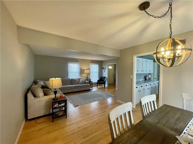 154 N SUNSET Drive, Maryville, MO 64468