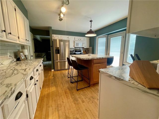 154 N SUNSET Drive, Maryville, MO 64468