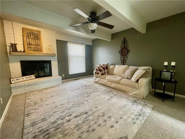 154 N SUNSET Drive, Maryville, MO 64468