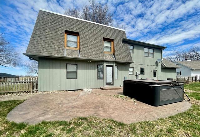 154 N SUNSET Drive, Maryville, MO 64468