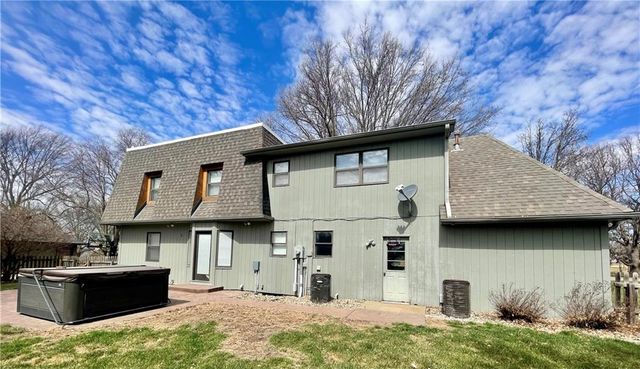 154 N SUNSET Drive, Maryville, MO 64468