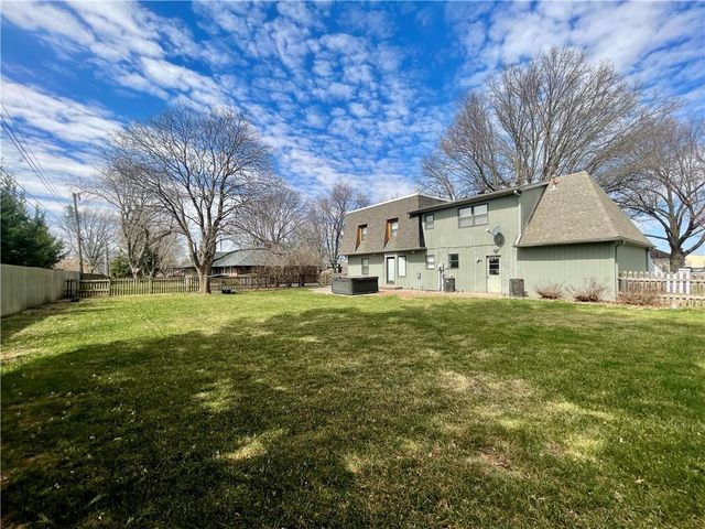 154 N SUNSET Drive, Maryville, MO 64468