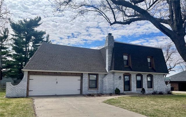 154 N SUNSET Drive, Maryville, MO 64468