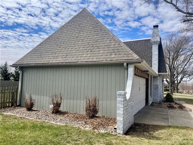 154 N SUNSET Drive, Maryville, MO 64468