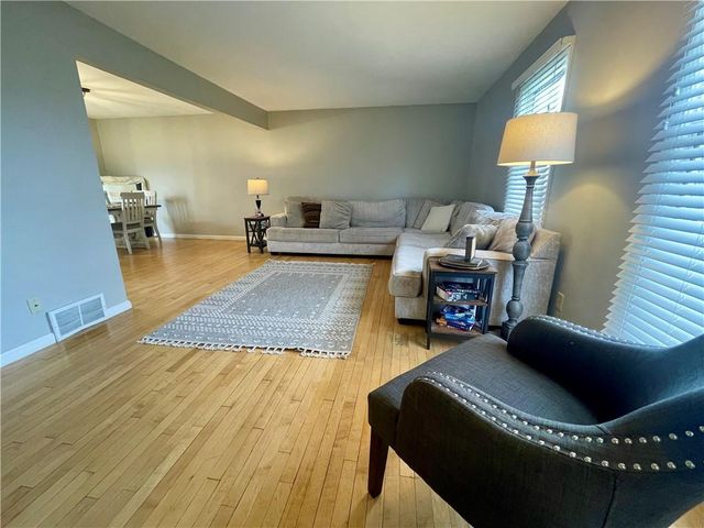 154 N SUNSET Drive, Maryville, MO 64468