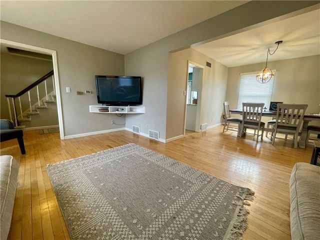 154 N SUNSET Drive, Maryville, MO 64468