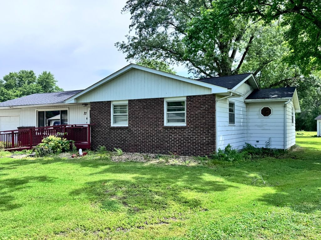 Image 2 of property listing at 17 Crestwood, Centralia, IL 62801