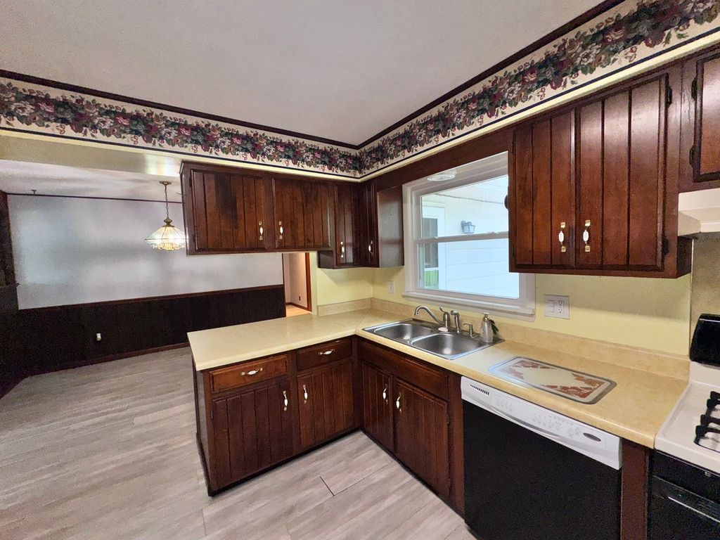 Image 15 of property listing at 17 Crestwood, Centralia, IL 62801