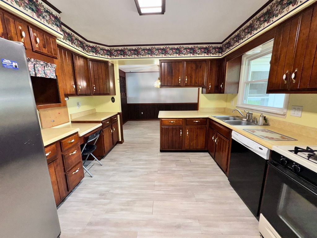 Image 16 of property listing at 17 Crestwood, Centralia, IL 62801