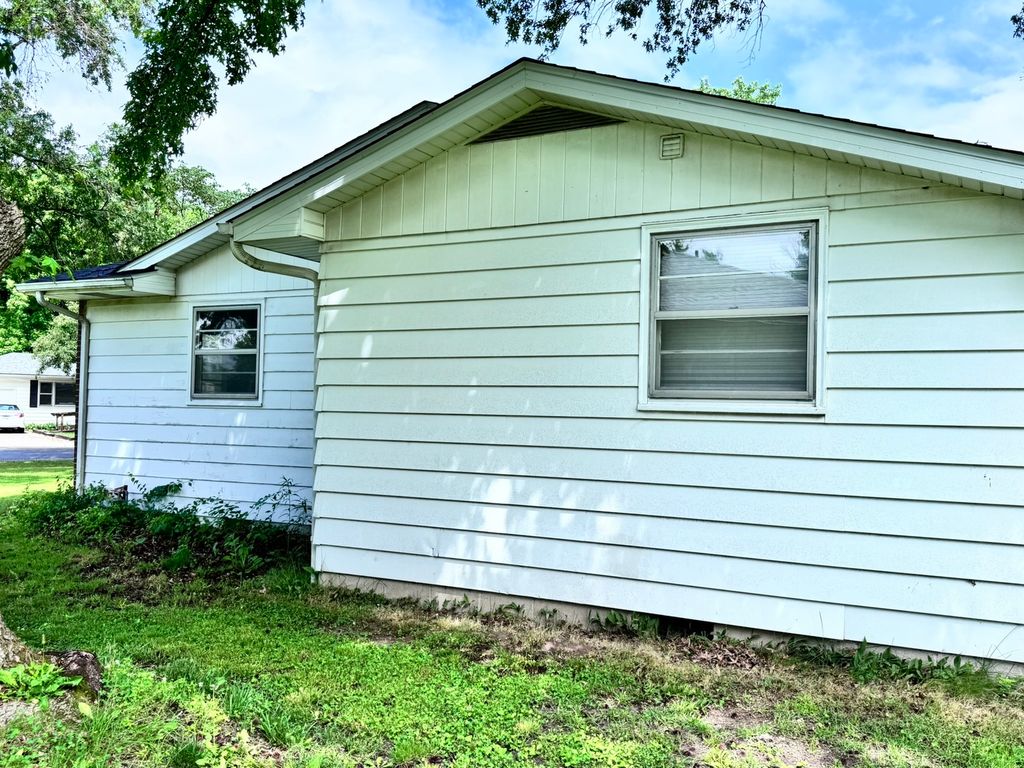 Image 3 of property listing at 17 Crestwood, Centralia, IL 62801