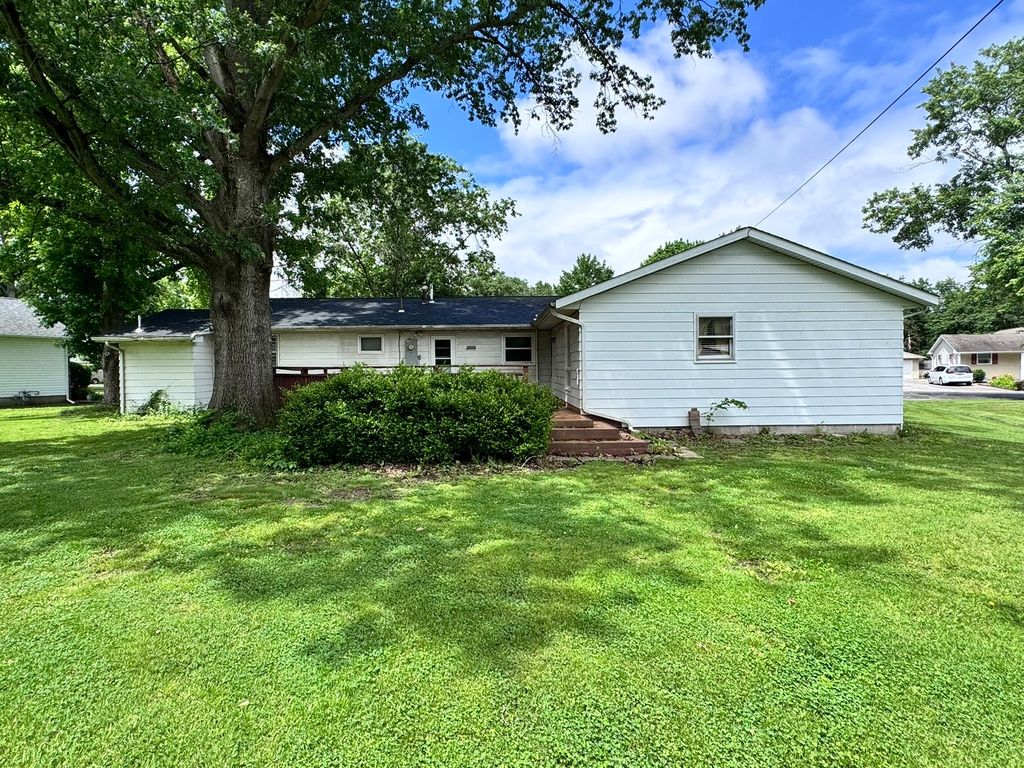 Image 4 of property listing at 17 Crestwood, Centralia, IL 62801