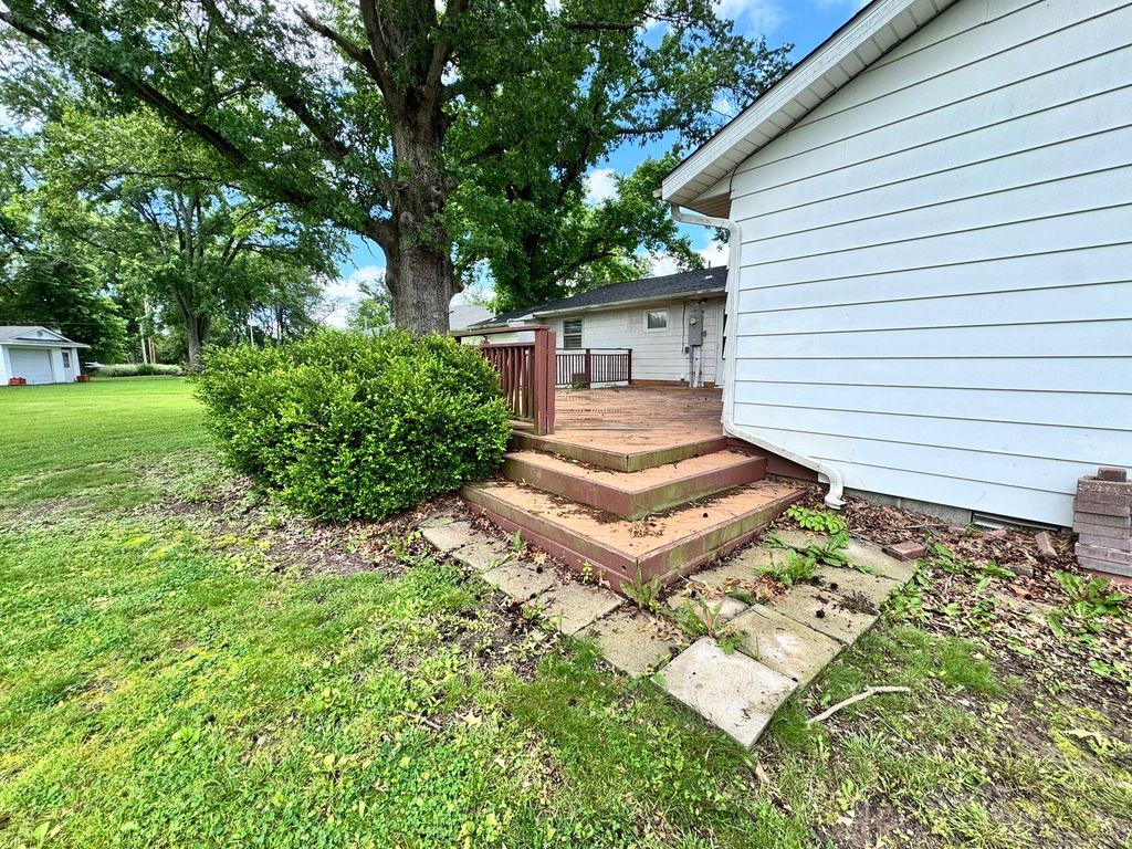 Image 40 of property listing at 17 Crestwood, Centralia, IL 62801
