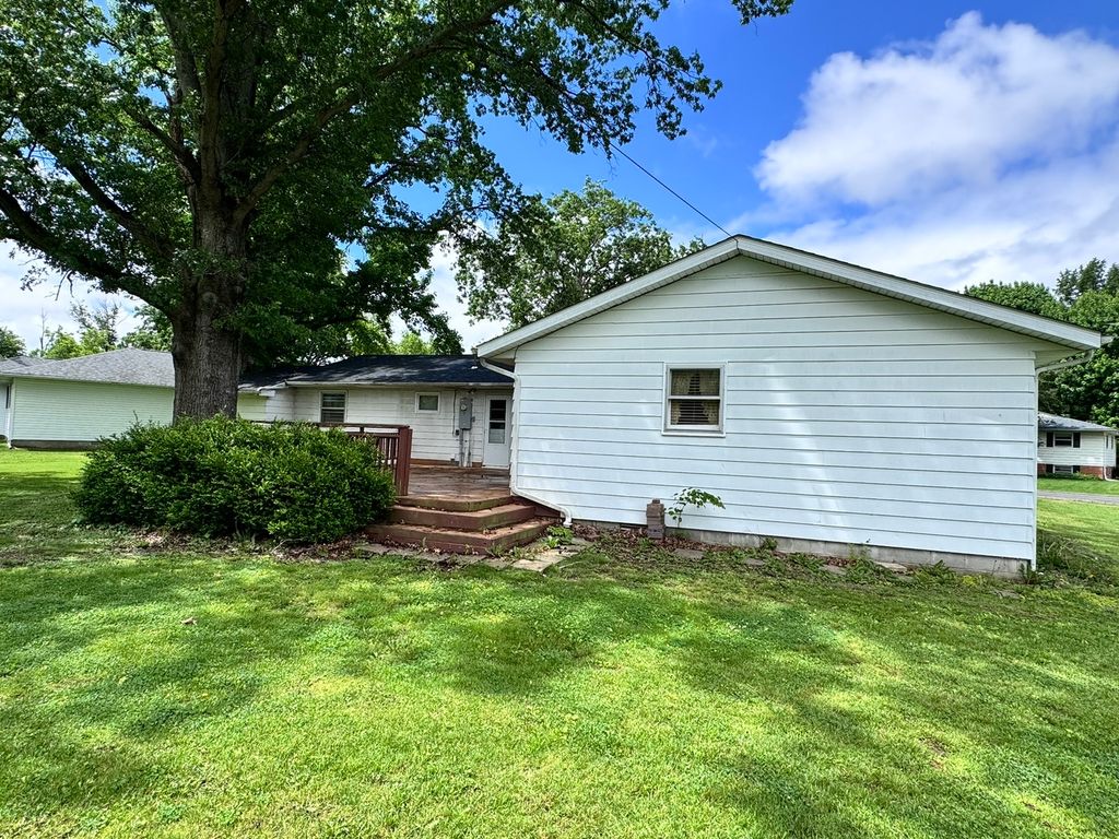 Image 5 of property listing at 17 Crestwood, Centralia, IL 62801