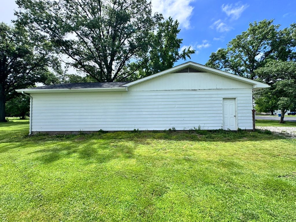 Image 6 of property listing at 17 Crestwood, Centralia, IL 62801