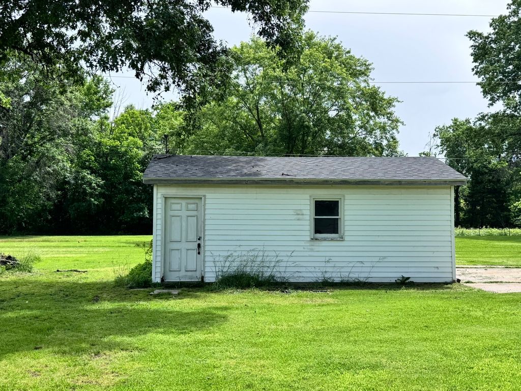 Image 8 of property listing at 17 Crestwood, Centralia, IL 62801