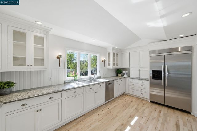 102 Hillcrest Dr, Orinda, CA 94563