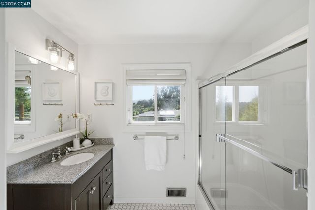 102 Hillcrest Dr, Orinda, CA 94563