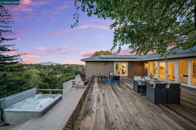 102 Hillcrest Dr, Orinda, CA 94563