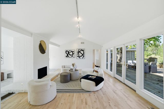 102 Hillcrest Dr, Orinda, CA 94563