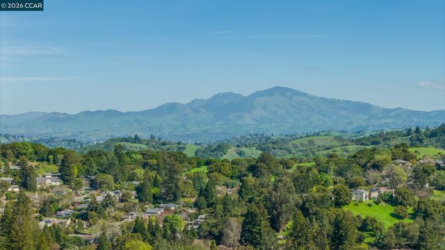102 Hillcrest Dr, Orinda, CA 94563