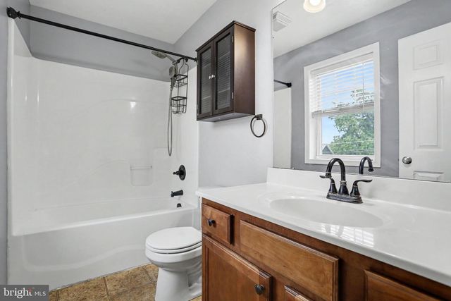 239 RAILROAD AVE, Ephrata, PA 17522