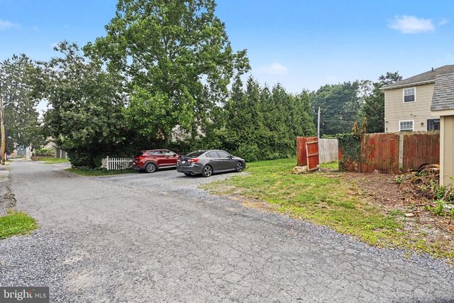 239 RAILROAD AVE, Ephrata, PA 17522