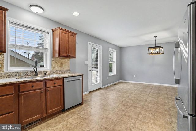 239 RAILROAD AVE, Ephrata, PA 17522