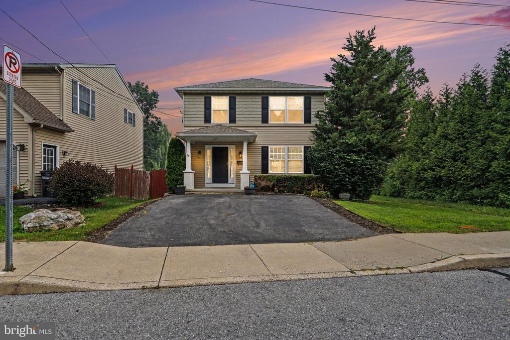 239 RAILROAD AVE, Ephrata, PA 17522