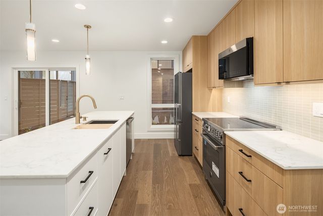 104 NE 44th Street, Seattle, WA 98105