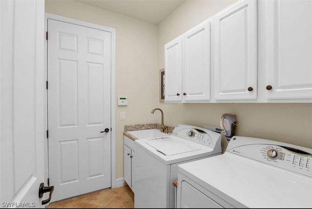 2930 Aviamar CIR, Naples, FL 34114