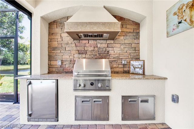 2930 Aviamar CIR, Naples, FL 34114