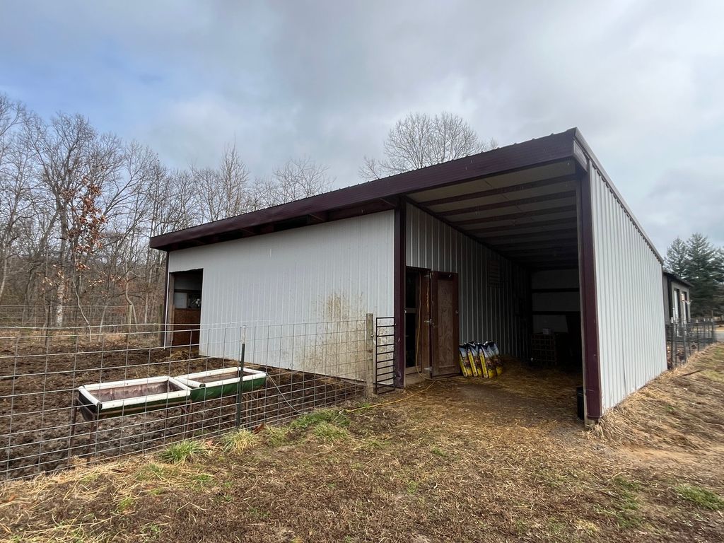 Image 17 of property listing at 9576 State Route 161 Extension, Iuka, IL 62849