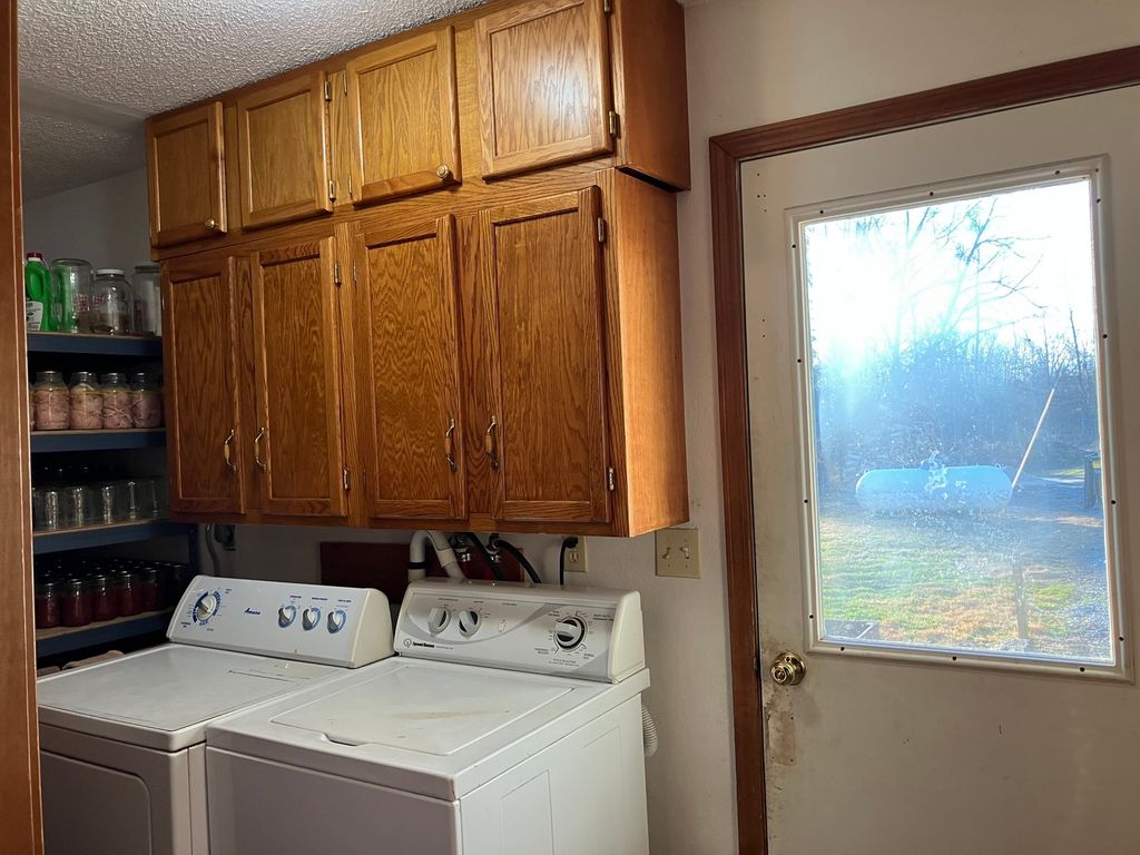 Image 3 of property listing at 9576 State Route 161 Extension, Iuka, IL 62849