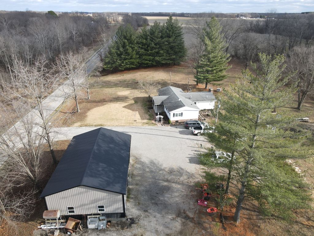 Image 27 of property listing at 9576 State Route 161 Extension, Iuka, IL 62849