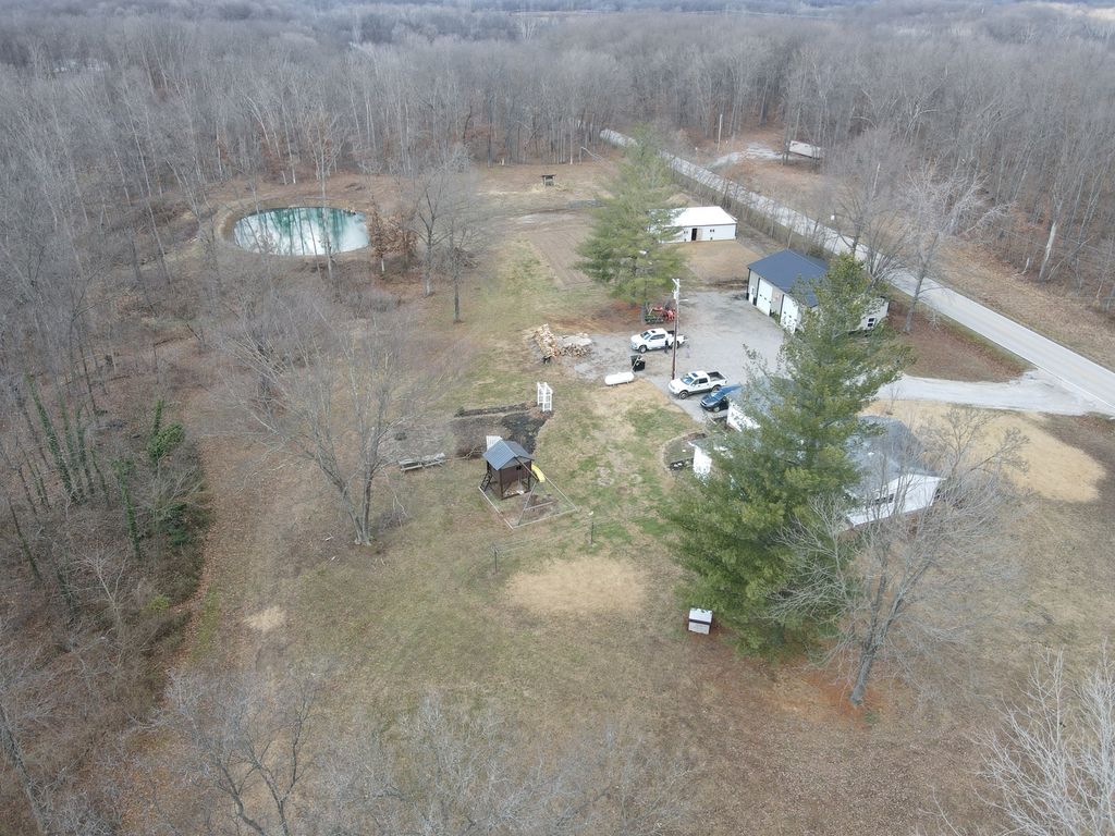 Image 30 of property listing at 9576 State Route 161 Extension, Iuka, IL 62849