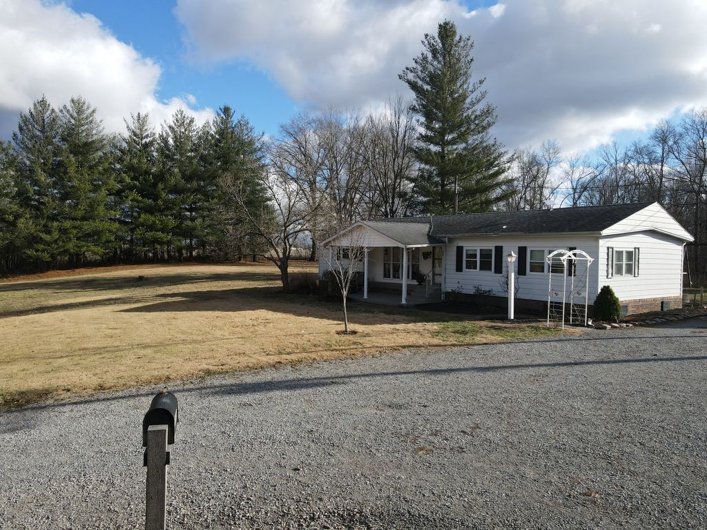 Image 33 of property listing at 9576 State Route 161 Extension, Iuka, IL 62849