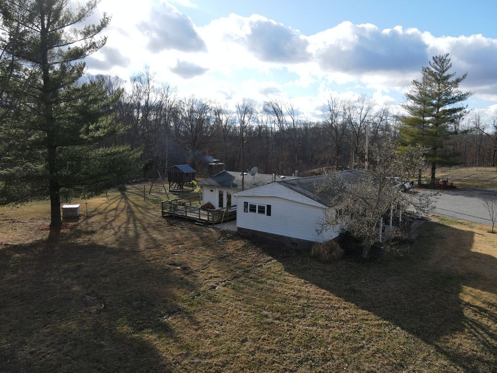 Image 35 of property listing at 9576 State Route 161 Extension, Iuka, IL 62849