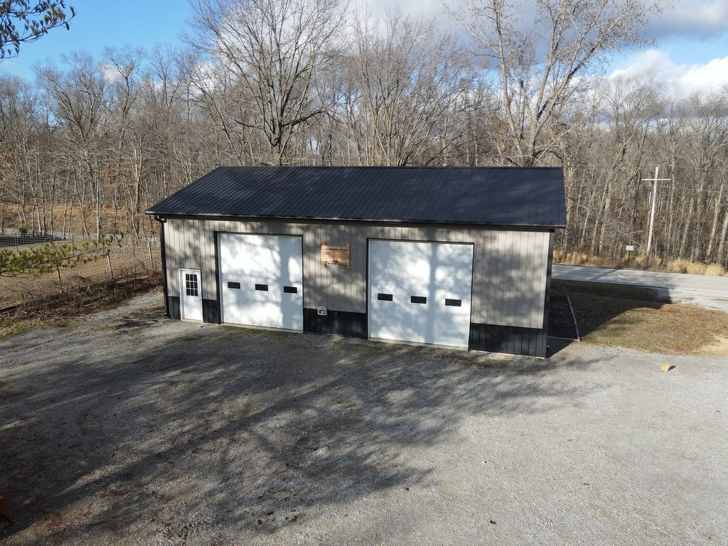 Image 37 of property listing at 9576 State Route 161 Extension, Iuka, IL 62849