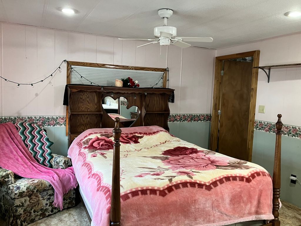 Image 7 of property listing at 9576 State Route 161 Extension, Iuka, IL 62849