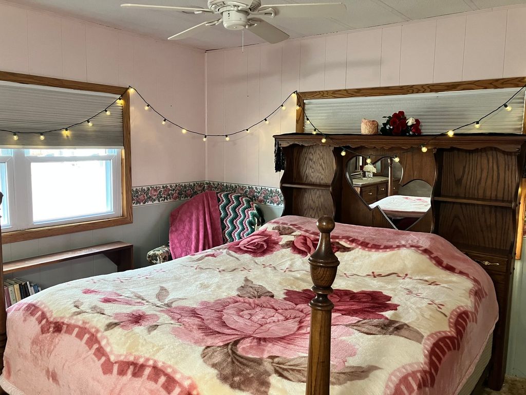 Image 8 of property listing at 9576 State Route 161 Extension, Iuka, IL 62849