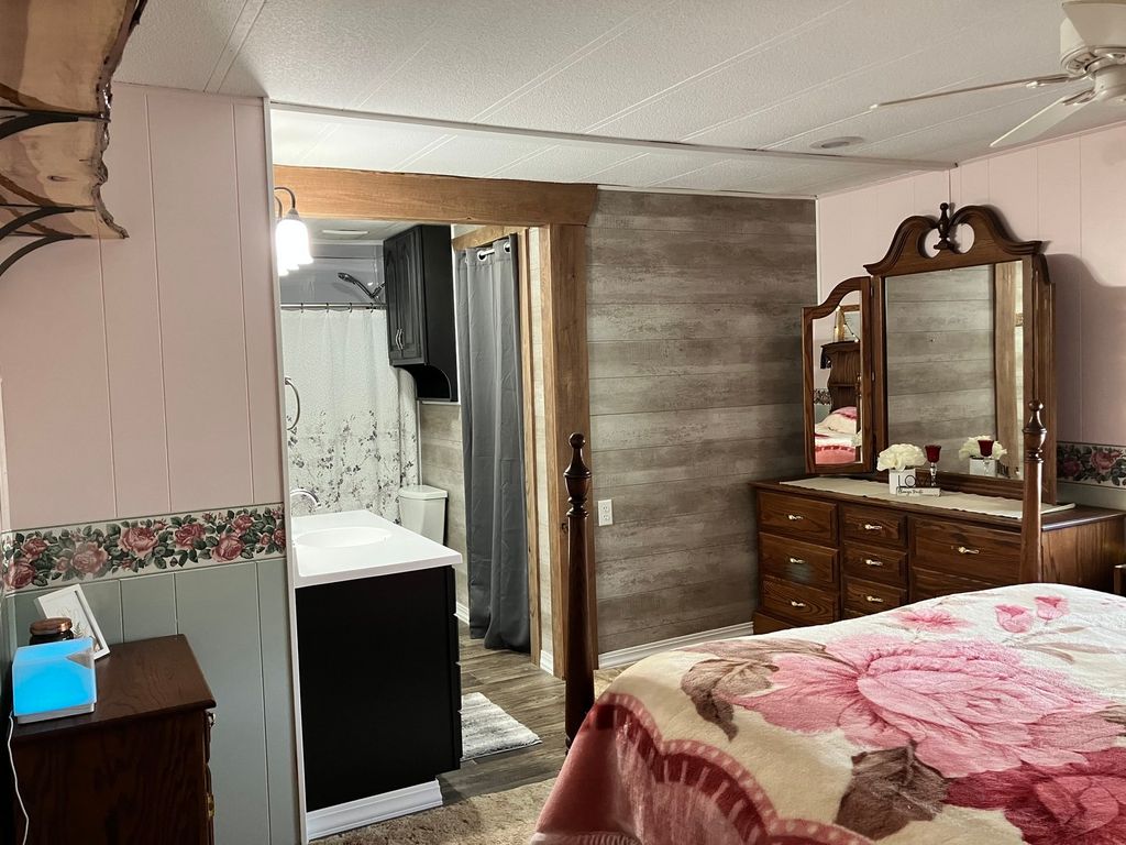 Image 9 of property listing at 9576 State Route 161 Extension, Iuka, IL 62849