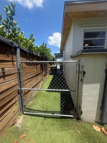 9040 SW 156th St, Palmetto Bay, FL 33157